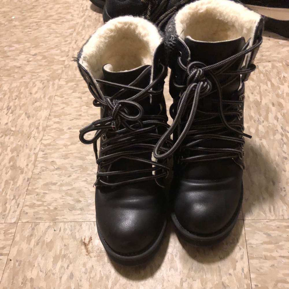 Snow boots only worn once Sz 6